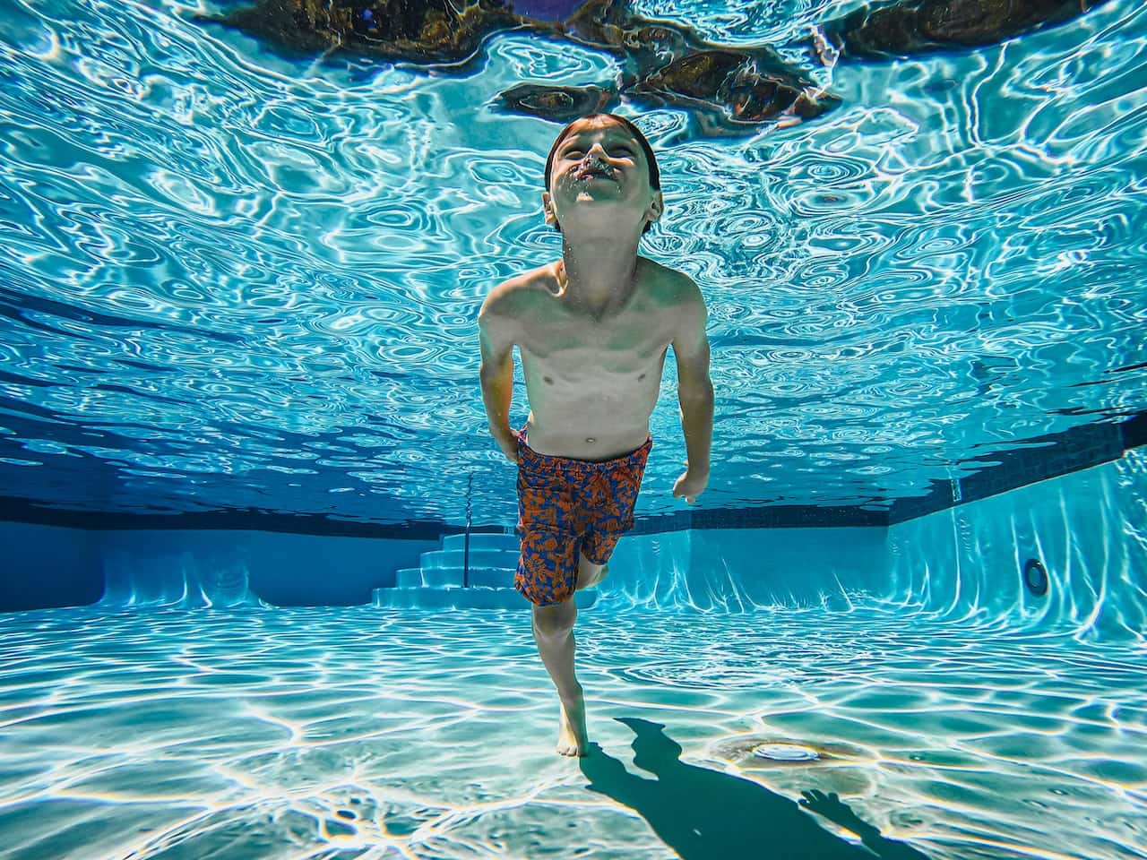 Защо е полезно плуването за децата?