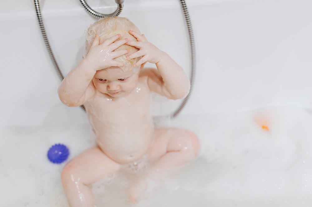 Създаване на нежни моменти: Изследване на света на бебешката козметика за баня и извън нея